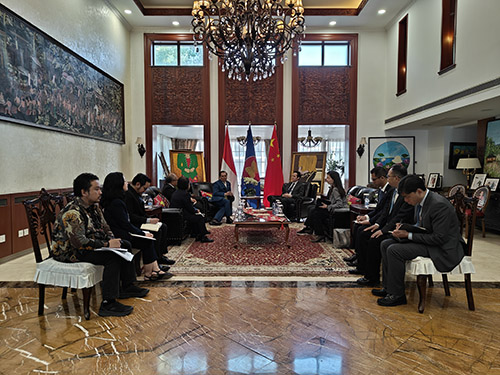 The Special Representative of the ICC Meets with Indonesian Ambassador to China Djauhari Oratmangun